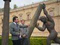 El portavoz parlamentario del PP-A, Toni Martín, da lectura a un manifiesto de apoyo a Ceuta junto a la escultura de Hércules situada en el exterior del Parlamento