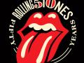 Los Rolling Stones tuvieron que esperar hasta el inicio de la década de los 70 para estrenar su icónico logo. Después de pasar una exitosa década de los 60, los Rolling eran ya (para muchos) la mejor banda de la historia: habían sobrevivido a los Beatles y debían competir con las nuevas bandas de rock pesado, como Led Zeppelin (que irrumpiría en 1968). En ese contexto, la banda británica se dio cuenta de que necesitaban un logo con el que publicitarse en su próxima gira y para el material de prensa. El responsable del diseño fue un joven estudiante de diseño llamado John Pasche, quien propuso el diseño de la boca y la lengua. En un principio se difundió la explicación de que el logo simbolizaba la actitud provocativa de Mick Jagger y su actitud en el escenario. Cuando se difundió que Pasche se había inspirado en la diosa hindú Kali para el logo, la comunidad hindú puso el grito en el cielo por considerarlo una falta de respeto a sus creencias. En cualquier caso, el logo se estrenó en la contraportada del álbum Sticky Fingers, considerado aún hoy el mejor de la banda, desatando la euforia entre los fans y escribiendo una página nueva en la historia de la música y el diseño.