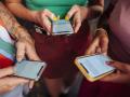 Jóvenes utilizan sus teléfonos