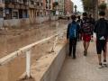 Imagen de unos escolares en la zona cero de la dana