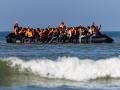 Inmigrantes intentaron abordar una embarcación de traficantes frente a la playa de Equihen-Plage, en el norte de Francia.