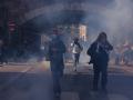 Manifestantes huyen de los gases lacrimógenos durante las protestas estudiantiles en Lyon, al este de Francia