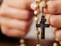 El rezo del rosario, además de su poder espiritual, es beneficioso para la salud