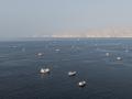 Una vista aérea muestra barcos anclados frente a la costa de Khasab, en la gobernación de Musandam, en Omán, cerca del estrecho de Ormuz