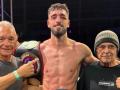 Navarro Jr, con el rostro visiblemente castigado, junto a su padre y a su entrenador