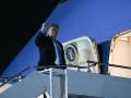 El presidente estadounidense Donald Trump sube al Air Force One en el Aeropuerto Internacional de Dayton, Ohio