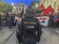 Grupos antifascistas se han concentrado este sábado en Sevilla para impedir que miembros del Nucleo Nacional se concentraran en el centro de la capital andaluza