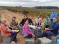 Pedro Encinas y María del Mar Arauzo mantienen viva la tradición de elaborar su propio vino y mosto junto a sus nietos Laura y Daniel, transmitiendo el amor por la tierra y la memoria familiar
