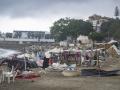 Agentes de la Policía Nacional intervienen durante el proceso de desalojo del embolsamiento de migrantes en la playa de El Trampolín, a 5 de octubre de 2026