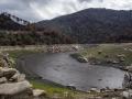 Las tormentas arrastran cenizas y restos del incendio de Burgohondo tiñendo el entorno al embalse de El Burguillo