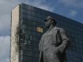 Un monumento al fundador de la Unión Soviética, Vladimir Lenin, se alza frente a un centro comercial dañado tras un ataque nocturno que las autoridades locales, designadas por Rusia, calificaron de ataque con drones ucranianos, en Donetsk, Ucrania bajo control ruso