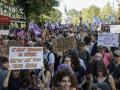 Varias personas participan en una manifestación que forma parte de una jornada nacional de movilizaciones convocada por estudiantes de secundaria, a quienes se han unido sindicatos y profesores, que durante días han exigido mejores condiciones de aprendizaje en protestas que se vieron interrumpidas por violentos enfrentamientos en París