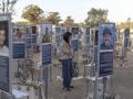 Una mujer israelí rinde homenaje a las víctimas de los ataques de Hamás de 2023 en el recinto del festival Nova en Reim, al sur de Israel