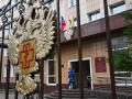 Un trabajador de mantenimiento sale de la sede de Rospotrebnadzor, el organismo ruso de control de la salud y el consumidor