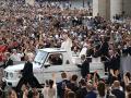El Papa saluda a los fieles congregados en la Plaza de San Pedro