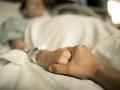 Hombre enfermo en cuidados paliativos