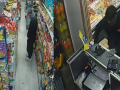 Imágenes de los dos hombres que robaron en la tienda de Salamanca captadas por las cámaras