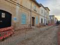 Operarios levantan toda la acera de la calle