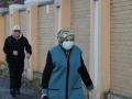 Una mujer con mascarilla pasa frente al instituto de lucha contra epidemias en la ciudad de Irkutsk