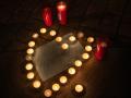 Varias personas dejan velas y mensajes por Maricarmen, frente al Congreso de los Diputados