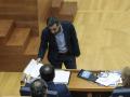 Imagen del portavoz socialista José Muñoz entregando un dosier al presidente de la Generalitat, Juanfran Pérez Llorca.