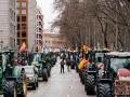Decenas de tractores recorren las calles de Madrid camino del Ministerio de Agricultura en febrero de 2026