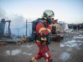 Imagen de archivo de un bombero trabajando en la extinción de un incendio