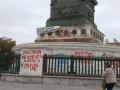 La columna que preside la plaza de la Bastilla de París ha amanecido cubierta de pintadas