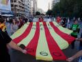 Imagen tomada este viernes en Valencia de una bandera catalana gigante