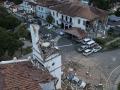 Esta vista aérea muestra la catedral (izquierda) y el edificio de la Gobernación de Penonomé colapsados ​​tras un terremoto de magnitud 7,6 que sacudió el país, en Penonom