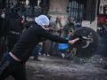 Un encapuchado coloca barricadas en el centro de París