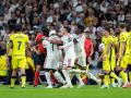 Vinicius enfadado con Díaz de Mera tras ver la tarjeta roja frente al Villarreal