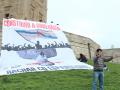Pancarta colocada en la Torre de Hércules de La Coruña