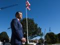 El secretario de Guerra de Estados Unidos, Pete Hegseth, observa mientras el presidente Donald Trump habla con los medios de comunicación al partir del jardín sur de la Casa Blanca en Washington, DC