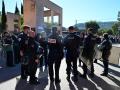 Agentes de policía se encuentran frente al instituto Joseph-Lakanal después de que un director resultara herido por un disparo de rifle de caza y un adolescente fuera arrestado en Aubagne, al sur de Francia