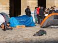 Varias personas durante una acampada por la vivienda, en la plaza del Obradoiro