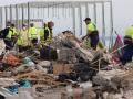 Los operarios retiran las chabolas levantadas por los inmigrantes marroquíes en la antigua fábrica de Guano de Ceuta