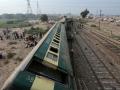 Pasajeros se congregan mientras las ambulancias hacen fila en el lugar del descarrilamiento del tren de pasajeros Rehman Baba Express