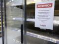 Congeladores vacíos de alimentos frescos en un supermercado Intermarché en Nevez, al oeste de Francia