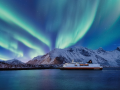 Aurora boreal sobre un barco de Hurtigruten