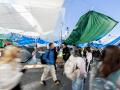 Ambiente en la acampada por la vivienda en la Puerta del Sol