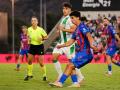 Eder García intenta una presión ante un futbolista azulgrana