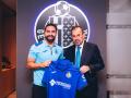 Dani Carvajal posa con su nueva camiseta del Getafe, junto a Ángel Torres
