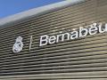 El Real Madrid instaló este martes en su fachada el escudo del club