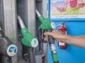 Un chico repostando gasolina