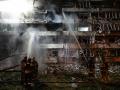 Bomberos ucranianos extinguen un incendio en el lugar donde un misil ruso atacó un edificio de apartamentos en Kiev