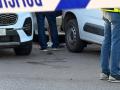 La Policía retira el vehículo del empleado de la empresa de limpieza de Almería tiroteado a la salida de las instalaciones del Punto Limpio, en el Polígono Sector 20 de la capital.