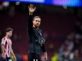 Jan Oblak saluda a la afición del Atlético de Madrid tras el partido ante el Manchester United