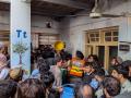 Rescatistas y residentes durante una operación de búsqueda tras el derrumbe del techo de una escuela en Peshawar.