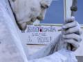 Una pancarta con el mensaje «Hematología saluda al Papa» cuelga de una de las ventanas del Hospital Universitario Agostino Gemelli